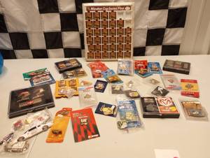 lot 684 image: Large Assortment of Nascar Pin Backs