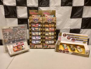 lot 688 image: Gift Sets Of Nascar 164th Scale Die Cast Cars.
