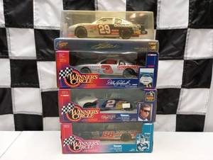 lot 691 image: Winners Circle 124th Scale Die Cast Cars