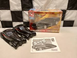 lot 792 image: AMT Ertl 1996 Corvette Convertible 125th Scale Model Kit & Slammers