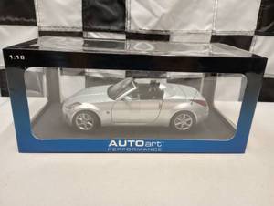 lot 818 image: Autoart Performance Nissan 350 Z Roadster 118th Scale Die Cast Car