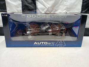 lot 823 image: Autoart Performance Dodge Viper SRT-10 118th Scale Die Cast Car