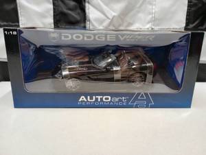 lot 824 image: Autoart Performance Dodge Viper SRT-10 118th Scale Die Cast Car