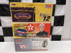 lot 883 image: Action 124th Scale Die Cast Cars