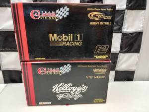 lot 915 image: Team Caliber 124th Scale Die Cast Cars