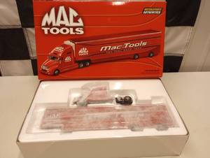 lot 984 image: Mac Tools Liquid Color Transporter 164th Scale Die Cast