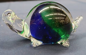 lot 4 image: MURANOFORMIA GLASS TURTLE DECOR
