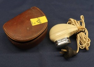 lot 17 image: VINTAGE PHILIPS ELECTRIC RAZOR