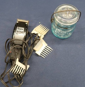 lot 27 image: VINTAGE JAR AND RAZOR