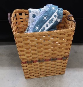 lot 37 image: WICKER BASKET WITH PILLOW AND THROW
