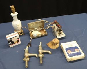 lot 48 image: VARIETY OF VINTAGE ITEMS