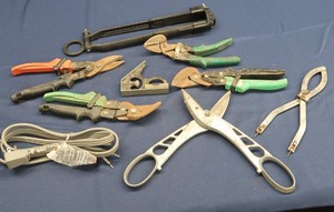 lot 71 image: VARIETY OF TIN SNIPS AND MORE