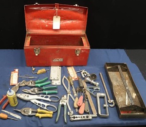 lot 93 image: METAL TOOLBOX FULL OF TOOLS