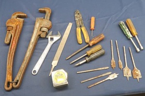 lot 94 image: ASSORTMENT OF TOOLS