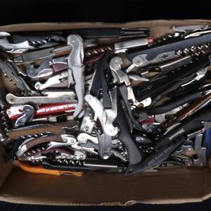 lot 98 image: WINE KEYS (LARGE AMOUNT)