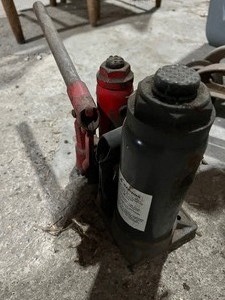 pair of bottle jacks