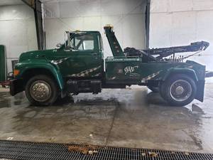 lot 9 image: 1995 Ford F800