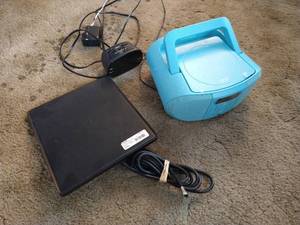 lot 25 image: Small Electronics Lot - CD Player, Alarm, And Antenna