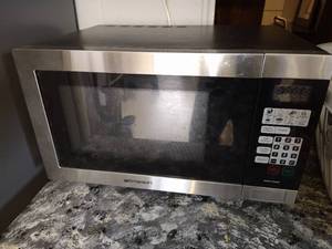 lot 28 image: Emerson Countertop Microwave