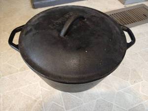 lot 33 image: Lodge Cast Iron Dutch Oven With Lid