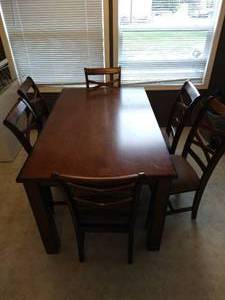 lot 39 image: Table & (6) Chairs