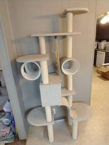 lot 42 image: 6 Cat Tree