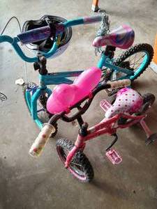 lot 128 image: (2) Girls Bikes