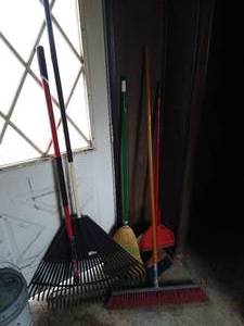 lot 146 image: GardenOutdoor Tools - Brooms, Rakes, Etc.