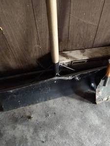 lot 148 image: Snow & Ice Shovels