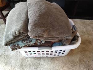 lot 17 image: Laundry Basket With Towels