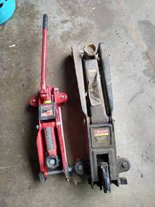 lot 140 image: (2) Vehicle Jacks