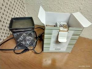 lot 19 image: Scentsy Wax Warmer & Scented Wax Cubes