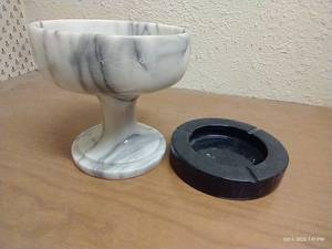 lot 23 image: Italian Marble Ash Tray & Pedestal Dish