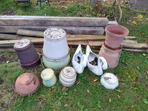 lot 122 image: Misc. Pots - Mostly Plastic, Some Self-Watering