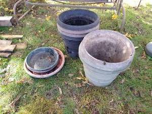 lot 123 image: (7) Misc. Pots & (7) Trays