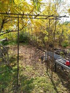 lot 124 image: Large Light-Weight Metal Arbor