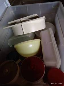 lot 303 image: Box Of Vintage Tupperware - Mix N Pour
