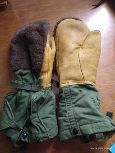 lot 336 image: (1) Pair Military Grade Mittens - Mens XL