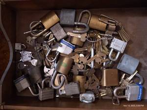 lot 353 image: Large Lot Of Mis-matched Keys And Locks