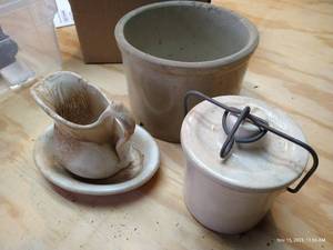lot 414 image: CrockPottery Lot Including Made-In-USA Crock With Lid