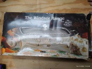lot 416 image: Pyrex Windsor Range Serving Tray - New In Box