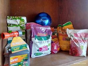 lot 427 image: Top Shelf Full Of Garden Food, Fertilizer, Etc.