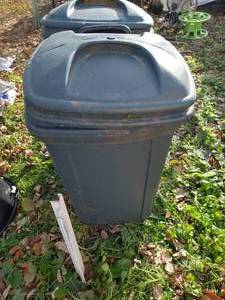 lot 474 image: (2) Light-Weight Garbage Bins With Lids