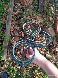 lot 478 image: (6) 36 Lawn Ornament Holders