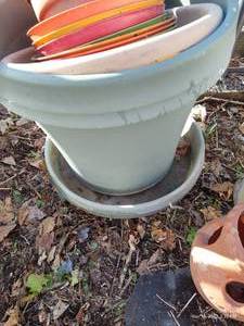 lot 493 image: Plastic Pots Lot
