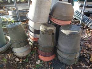 lot 494 image: (23) Large And Medium Sized Self-Watering Planters