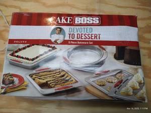 lot 537 image: Cake Boss 6-Piece Bakeware Set