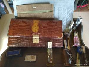lot 549 image: Tray Of Vintage Purses & Perfume