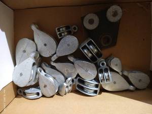 lot 570 image: Box Of Pulleys - Various Sizes