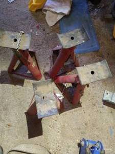 lot 586 image: (4) 1-12 Ton Jack Stands